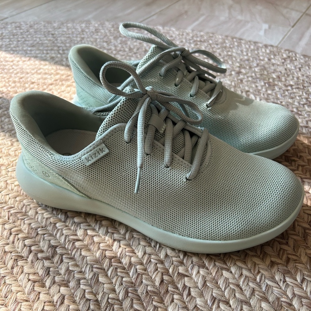 Kisik Sneakers Unisex Men’s 7.5 Wide Women’s 9 Wide